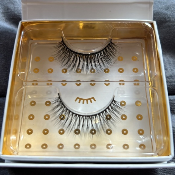 2 Sets of Battington Lashes, NWOT, Silk Lashes, 1 set Lashaholic Luxury Lashes - Picture 8 of 10
